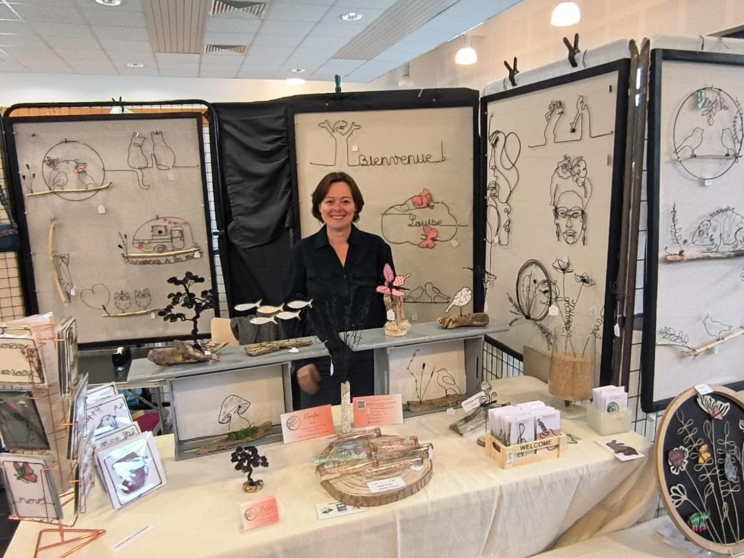 Florifer à son stand lors d'un marché de créateurs — créations en fil de fer et aluminium, Carquefou